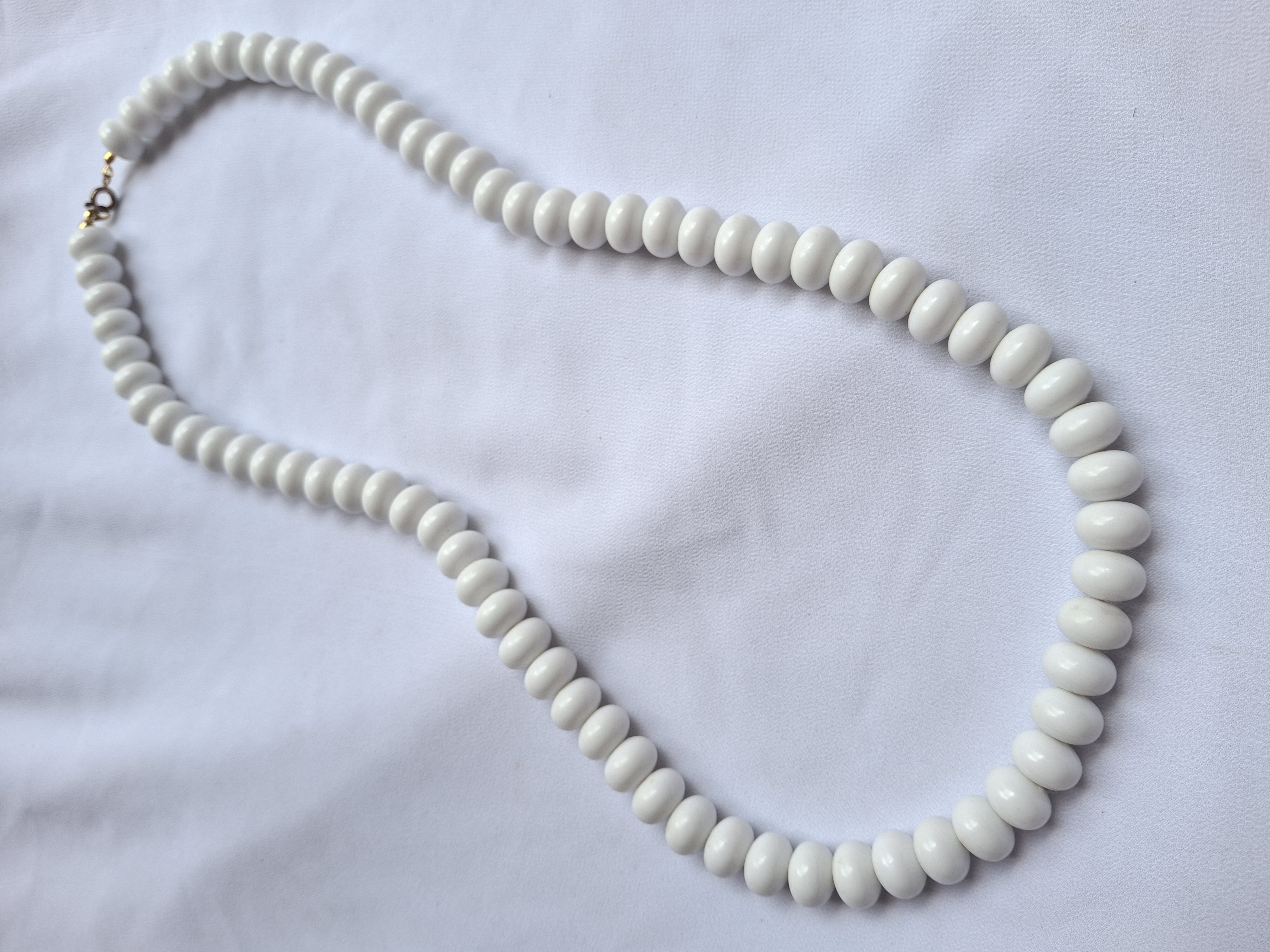 Vintage White Beaded Necklace - Elegant & Classic Jewelry